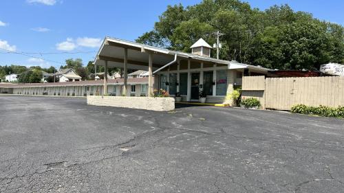 Capri Motel - image 11