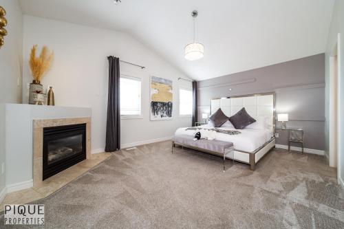 . LUXURIOUS 6 Bed Home I Fireplace I near Sports Park I with Double Garage & Fast WiFi!
