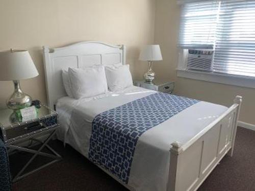 Cleggs Hotel in Ocean Beach, USA