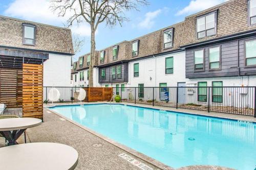 Lovely 2 Bedroom + Den Apartment at Medical Center - Sleeps 8 in Houston, USA