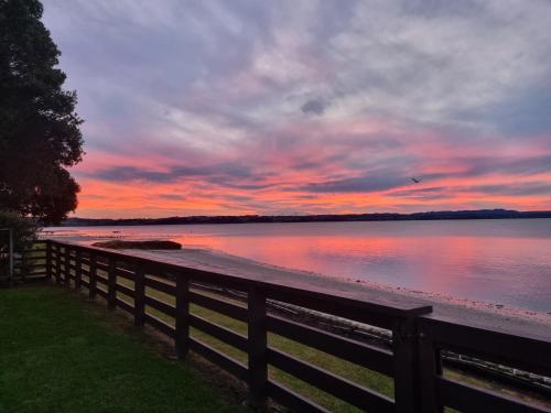 المنطقة المحيطة, Red Rock Cottage, beachfront luxury in وايوكو