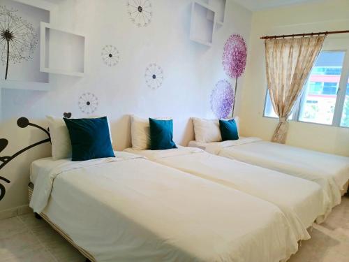 1 queen bed, 2 twin beds