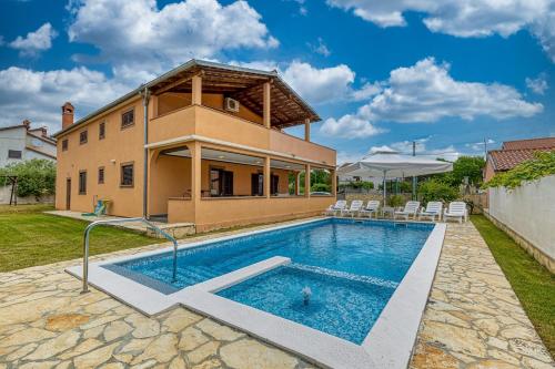 Apartment Emanuela with Private Pool near Pula