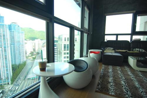 Shared lounge/TV area, Dynamic Guesthouse in Busan