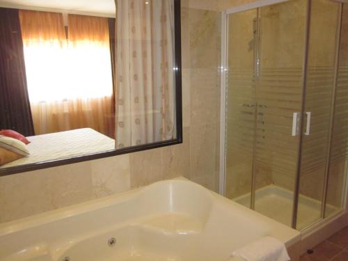 ห้องน้ำ, Hotel Mulhacen in กัวดิกซ์