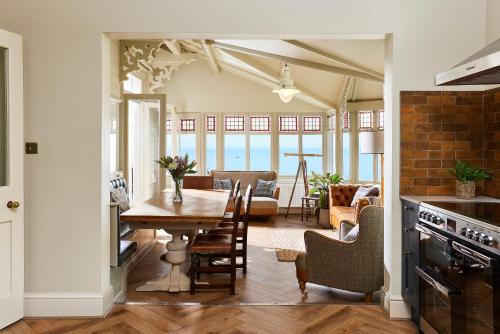 Surrounding environment, The Spa Chalet Scarborough Hot tub, pool, gym, beach location in Scarborough