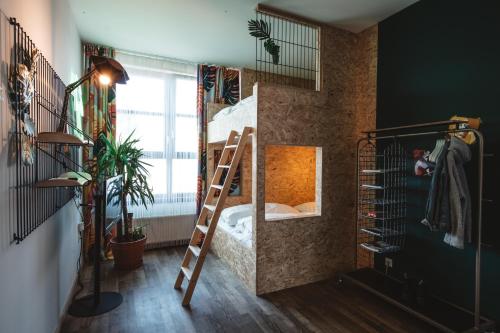 2 bunk beds