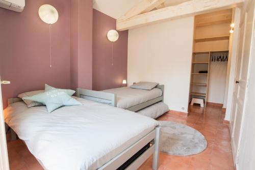 3 twin beds