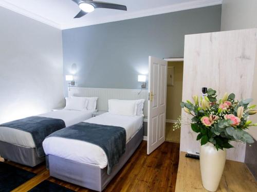 2 bedrooms, 3 beds