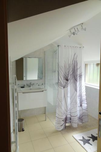 Fürdőszoba, Maison confortable en campagne à Bérengeville-la-campagne + jardin (Maison confortable en campagne a Berengeville-la-campagne + jardin) in Emalleville