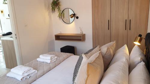 1 queen bed, 1 sofa bed