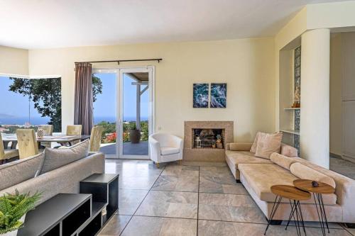 Beautiful 5bedroom villa big pool, close to beach! near Great View