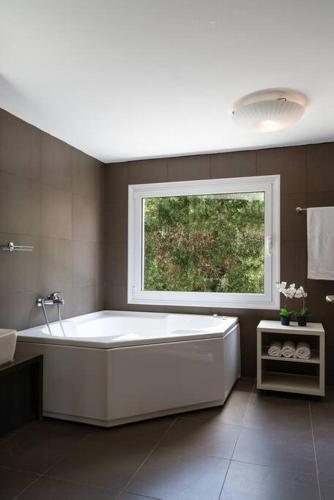 Bathroom, Beautiful 5bedroom villa big pool, close to beach! near Great View