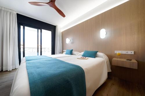 2 twin beds