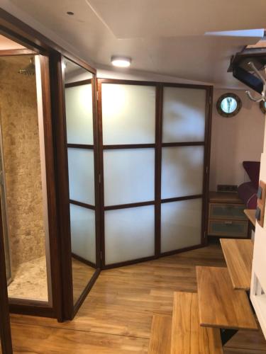 Cabine sur peniche a Bagatelle in Bois de Boulogne