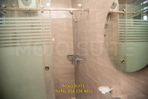 Zuhanyzó, Mojo Apartment, Tema in Tema