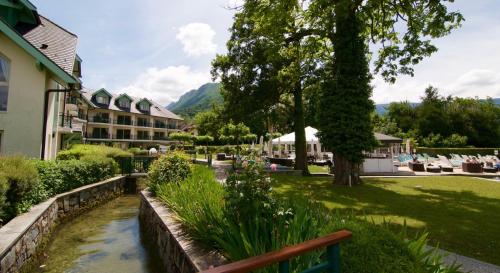 La Baie des Voiles, FEET IN THE CRYSTAL WATERS, 9 Apts from studio to Duplex, LLA Selections by Location lac Annecy