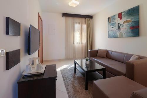 Family Suite (2 Adults + 2 Children) with Sea view image 3