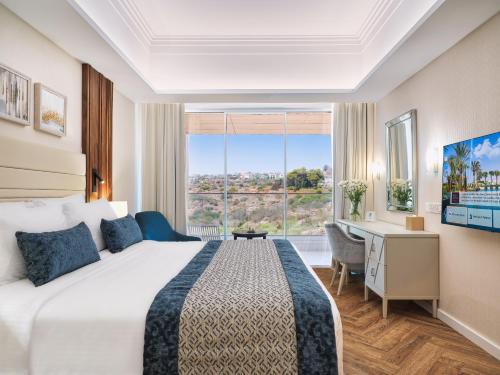 Junior Suite with Inland View image 5