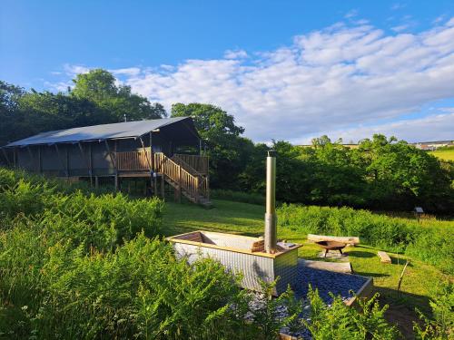 Brackenhill Glamping - Safari Tent with Hot Tub - Sleeps 6 - Hotel - Ivybridge