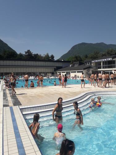 Swimmingpool, Enclos savoyard Appartement meublé 1chambre 1 canapé lits 3personnes (Enclos savoyard Appartement meuble 1chambre 1 canape lits 3personnes) in Moutiers