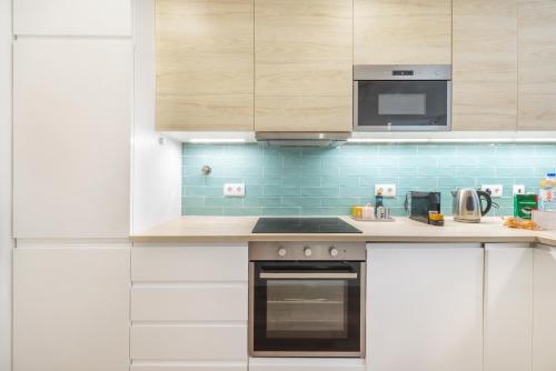keuken, Green Apartment by Olala Homes in Bairro da Assuncao