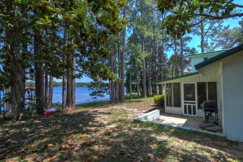 421 Eastview Drive in Shalimar (FL)