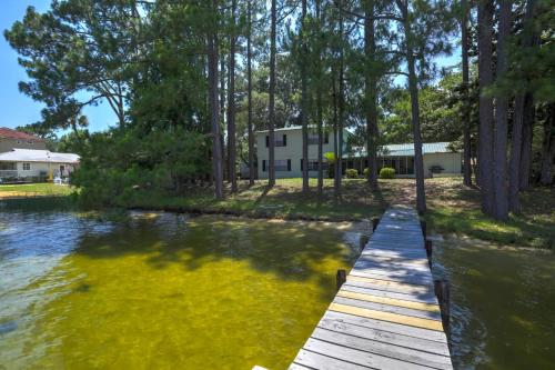 421 Eastview Drive in Shalimar (Florida)