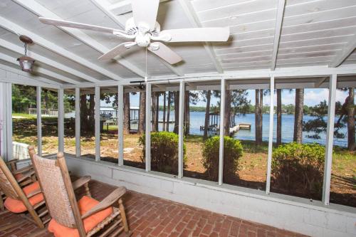 421 Eastview Drive in Shalimar (Florida)