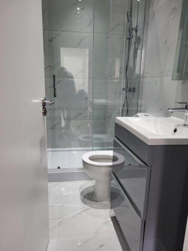 1 Bed Flat, AIRPORT PICK, DROP AVAILABLE Fibre Broadband, New, Washer Dryer, 10 mins from city centre, Dartford (Foto 10)