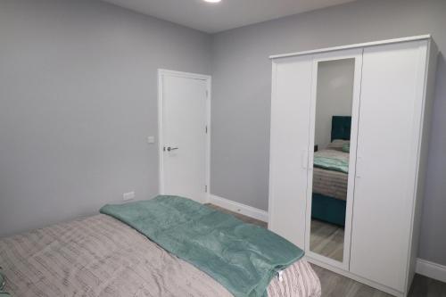 1 Bed Flat, AIRPORT PICK, DROP AVAILABLE Fibre Broadband, New, Washer Dryer, 10 mins from city centre, Dartford (Foto 6)