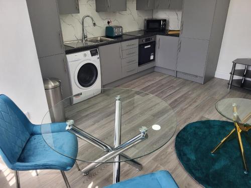1 Bed Flat, AIRPORT PICK, DROP AVAILABLE Fibre Broadband, New, Washer Dryer, 10 mins from city centre, Dartford (Foto 2)