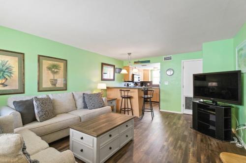 Best Value, 2nd Floor 2b 2b Near Pool - Surf Song #230 - Pass-a-grille, FL