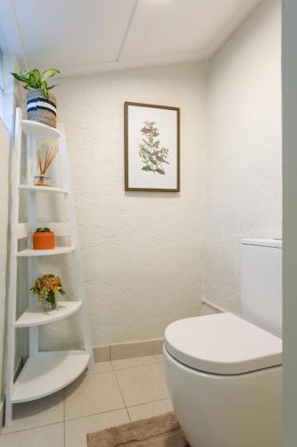 Beautiful 2-Bed Terrace House with Outdoor Areas - image 11