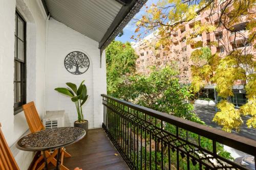 Beautiful 2-Bed Terrace House with Outdoor Areas - image 3