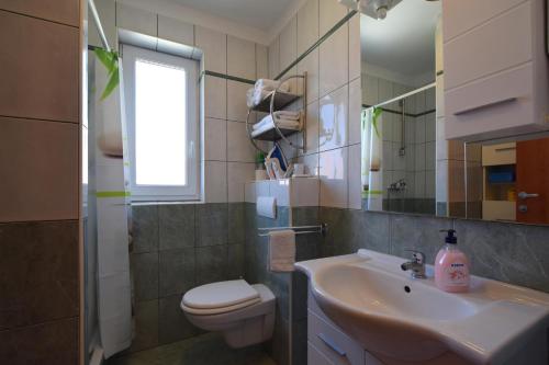 One-Bedroom Apartment image 7