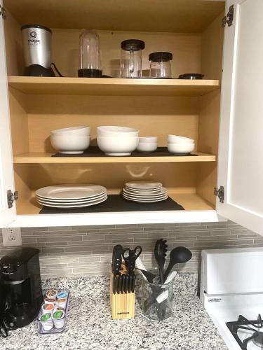 Kjøkken, Cozy and Modern 1BR Apartment with WiFi and Dogs Welcome in Govans