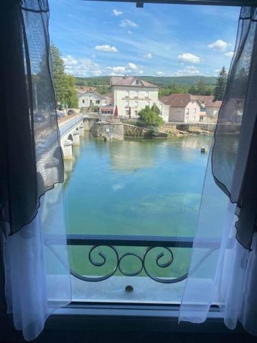 Maison royal au bord de l'eau gîte à louer Roset-Fluans