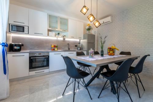 virtuve, Luxury Villa Ivona Pool, Jacuzzi, Sauna & Privacy in Topolo