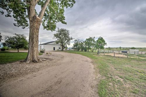 Lovely Barn Loft with Mountain Views on Horse Estate