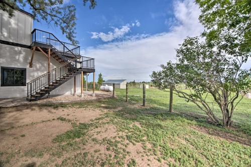 Lovely Barn Loft with Mountain Views on Horse Estate