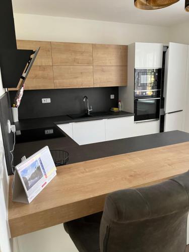 ห้องครัว, Nový Apartmán v areálu Wellness hotelu Frymburk (Novy Apartman v arealu Wellness hotelu Frymburk) in ฟริมบูร์ก