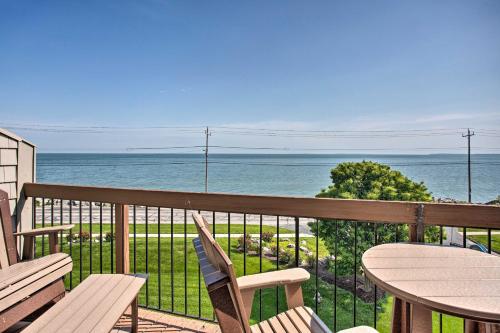 Walkable Condo with Balcony, Dock and Pool Access