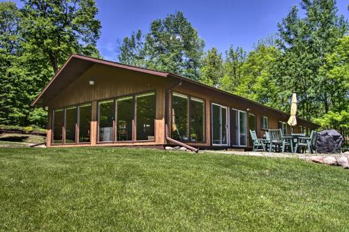 Lakefront Hackensack Cabin with Patio and Grill! in Pine River (MN)