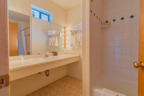 Mariposa Lodge - image 10