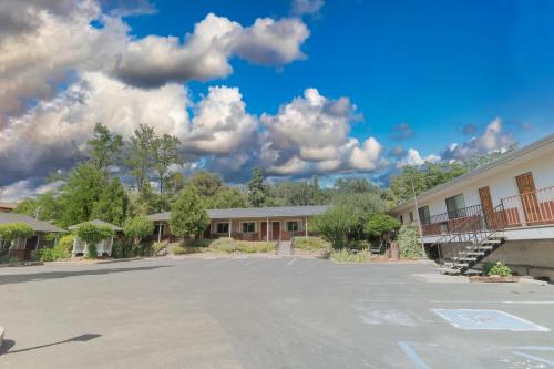 Mariposa Lodge - image 12