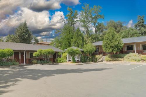 ทัศนียภาพภายนอกโรงแรม, Mariposa Lodge in Mariposa in มาริโปซา (CA)