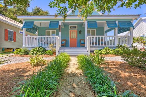 Cottage with Porch - 3 Min Walk to Bay St Louis in Bay Saint Louis, USA