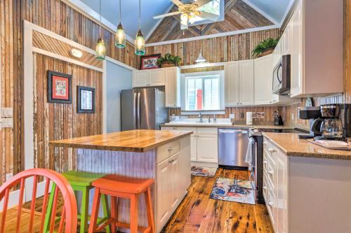 Cottage with Porch - 3 Min Walk to Bay St Louis in Bay Saint Louis, USA