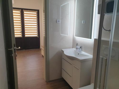 Studio Apartment image 7